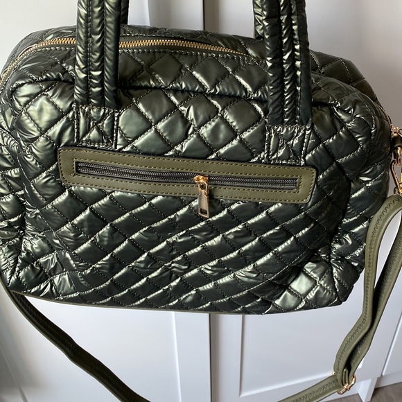 Fun bag with lots of compartments! - Picture 4 of 8